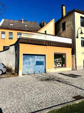 Garage - 8 Zimmer Mehrfamilienhaus, Wohnhaus in Auerbach