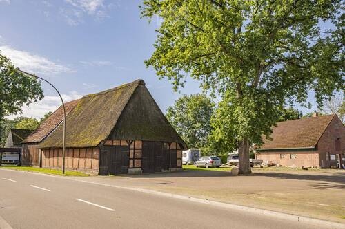 Scheune von 1770 und Wohn-/Gewerbegebäude - 