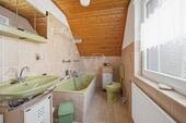 Das Badezimmer mit Badewanne im Obergeschoss - 