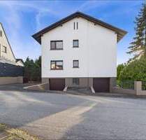 Zwei Leben unter einem Dach: Freistehendes Zweifamilienhaus mit Garten in Haibach.