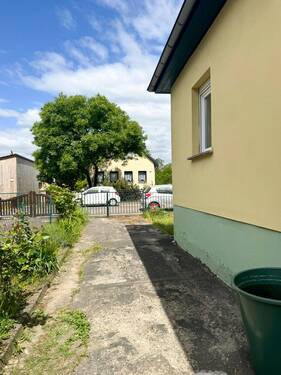 Blick auf den Grundstückseingang.jpg - Mehrfamilienhaus, Wohnhaus mit 75,00 m&sup2; in Berlin zum Kaufen
