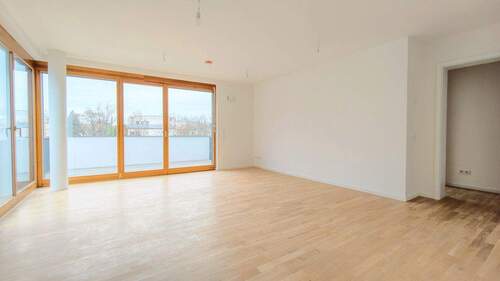 Sonniger Wohnbereich - 4 Zimmer Etagenwohnung zum Kaufen in Radebeul