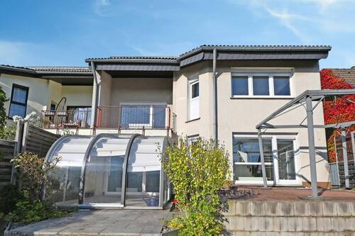 Hausansicht - Doppelt hält besser! Modernisierungsbed. Zuhause mit Weitblick, ELW & Garagen in Kettwig