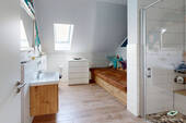 Elternbadezimmer mit Chill-Lounge - 