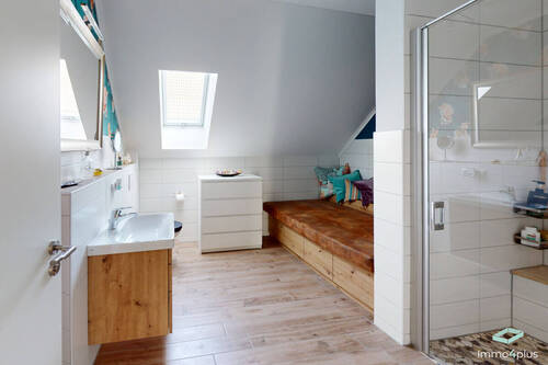 Elternbadezimmer mit Chill-Lounge - 