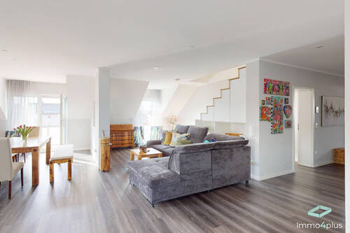 Traumwohnung - Rarität - außergewöhnliche, große und helle Dachgeschosswohnung mit beeindruckendem Studio