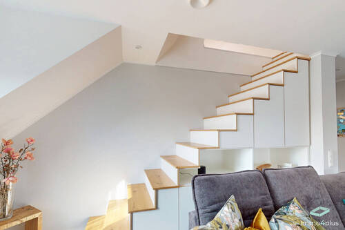 Schreinertreppe mit Stauraum und beleuchtetem Regalfach - 