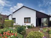Hausansicht, Terrasse und Wintergarten – Ausblick aus dem Garten - 