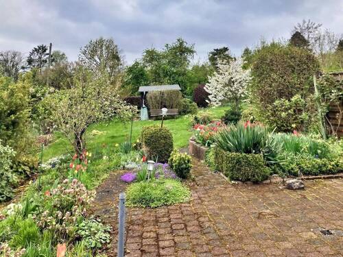 Terrasse mit Blick in den liebevoll angelegten Garten - 
