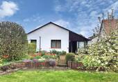 Hausansicht – Blick aus dem Garten - Zuhause ankommen: Einladendes Einfamilienhaus mit Gartenidylle in Kassel-Kirchditmold