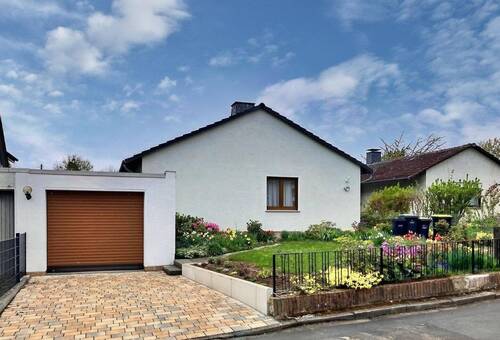 Vorderansicht (Straßenseite) - 4 Zimmer Einfamilienhaus zur Miete in Kassel