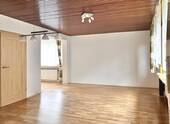 Wohnzimmer mit Blick zum Essbereich - Einfamilienhaus mit 89,00 m&sup2; in Kassel zur Miete
