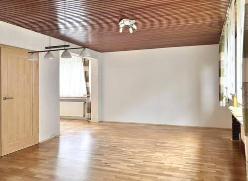 Wohnzimmer mit Blick zum Essbereich - Einfamilienhaus mit 89,00 m&sup2; in Kassel zur Miete