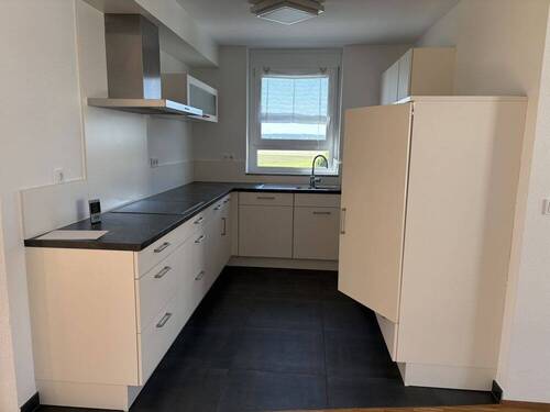 offene Küche - Großzügige, sehr gepflegte 4-Zimmer-Wohnung mit Einbauküche u. TG Stellplatz in Randlage Crailsheim