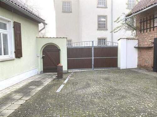 Einfahrt und Hof - 