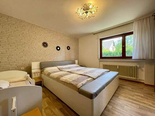 Schlafzimmer EG - 9 Zimmer Mehrfamilienhaus, Wohnhaus zum Kaufen in Welzheim