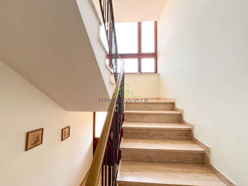 Treppenhaus - Etagenwohnung mit 140,60 m&sup2; in Westerheim zum Kaufen