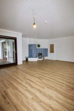 großes Wohnzimmer mit Fußbodenheizung - 