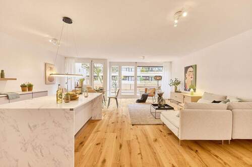 Wohnzimmer / Küche - Frisch Sanierte 4-Zimmer-Wohnung mit riesiger sonniger Terasse