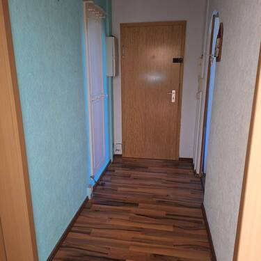 Flur (Blick zur Eingangstür) - 4 Zimmer Etagenwohnung in Pöhl