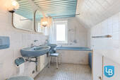 Wannenbad mit zwei Waschbecken - 