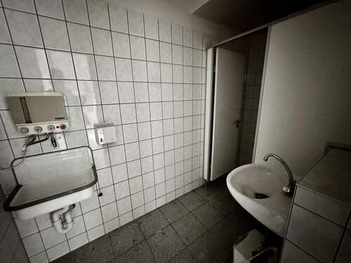 Aufenthaltsraum und Sanitär - 