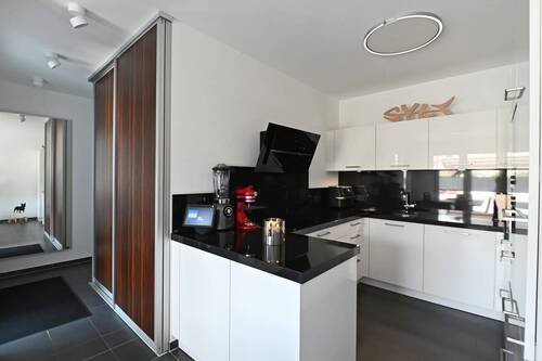 Eingangsbereich & Küche - 7 Zimmer Reihenmittelhaus in Essen