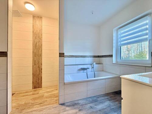 Bungalow: Bad mit Wanne und Dusche - 