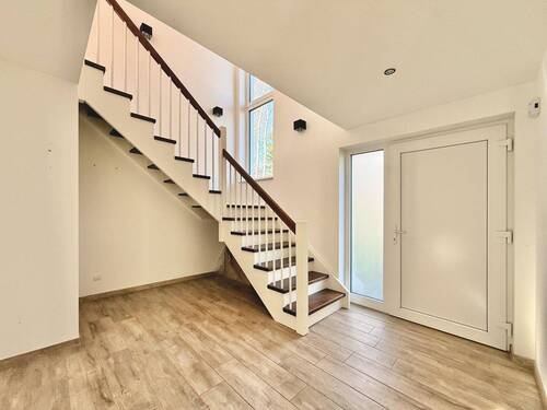 Stadtvilla: Eingangsbereich / Treppe zum Obergeschoss - 