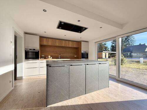 Stadtvilla: hochwertige Einbauküche mit Kochinsel - 