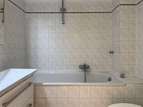 Helles Bad mit Wanne - 