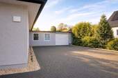 23. Hausansicht mit Garage - 
