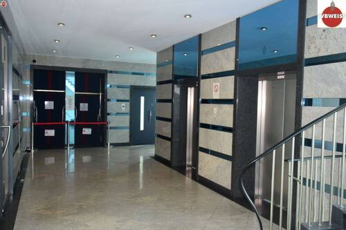 Treppenhaus vor der Gewerbefläche - TOP Lage mit bester Sicht am Wittenbergplatz gegenüber KaDeWe - Verfügbar sofort -