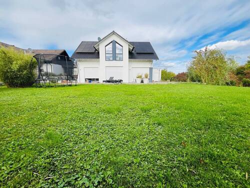 Blick vom Garten aufs Haus - 