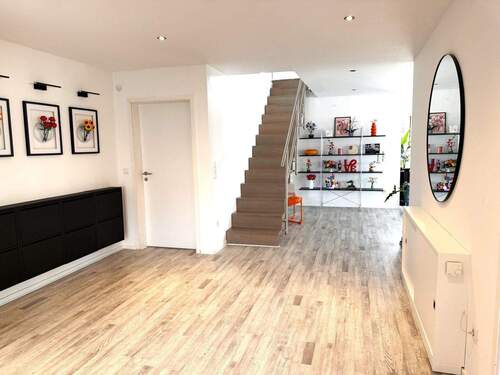 Flur mit Blick in den Wohnbereich - 