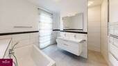 Tageslichtbad mit begehbarer Dusche - 