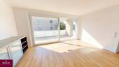 Wohnzimmer mit barrierefreiem Übergang zum Balkon - Etagenwohnung mit 119,60 m&sup2; in Kehl zum Kaufen