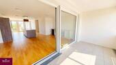 Loggia mit barrierefreiem Übergang zum Wohnzimmer - 