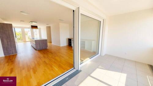 Loggia mit barrierefreiem Übergang zum Wohnzimmer - 