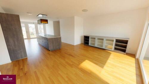 Wohnzimmer, Blickrichtung Küche sowie anhängenden Essbereich - 