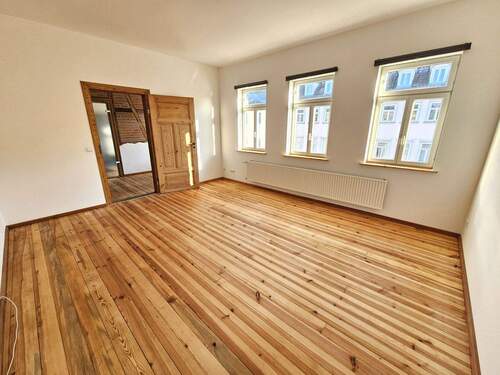 lichtdurchflutetes Wohnzimmer - 4 Zimmer Etagenwohnung zur Miete in Coburg