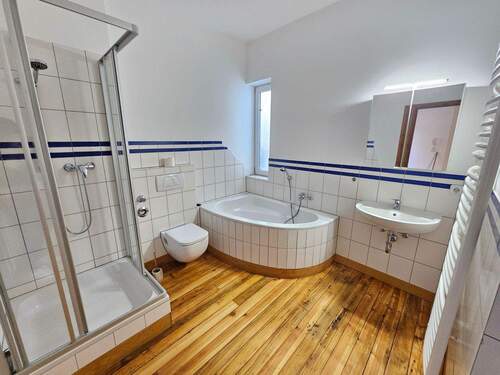 Tageslicht-Bad mit Wanne & Dusche - 