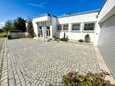 Ihr Bungalow mit Doppelgarage von Osten - 