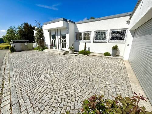 Ihr Bungalow mit Doppelgarage von Osten - 