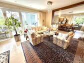 In Ihrem Wohnzimmer gen Balkon & Esszimmer - 