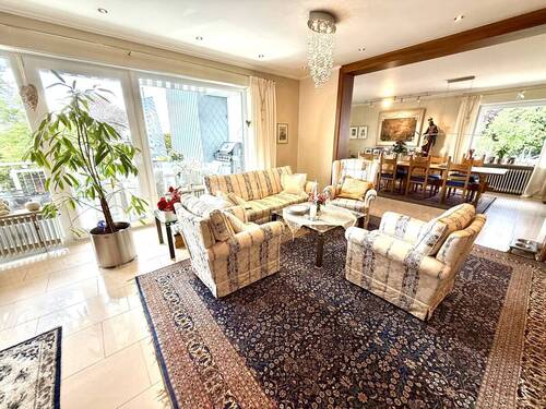 In Ihrem Wohnzimmer gen Balkon & Esszimmer - 