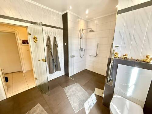 Ihr Badezimmer mit Dusche gen Diele - 