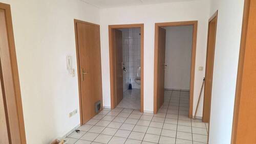 Diele mit Wohungstür.jpg - 4 Zimmer Etagenwohnung in Wang