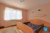 Schlafzimmer mit Blick in Garten - 