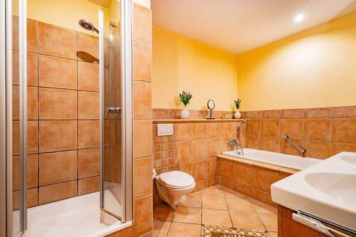 ...mit hochwertiger Ausstattung - 